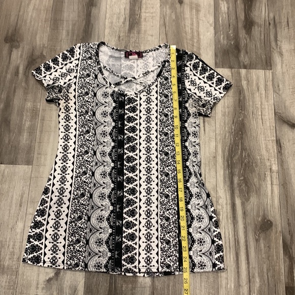 P.inc Large crisscross front white with black designs - Picture 6 of 6